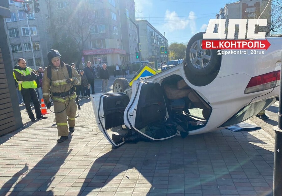 Водитель скончался на месте В ГИБДД Благовещенска рассказали подробности аварии с переворотом на Калинина  Забурхановской