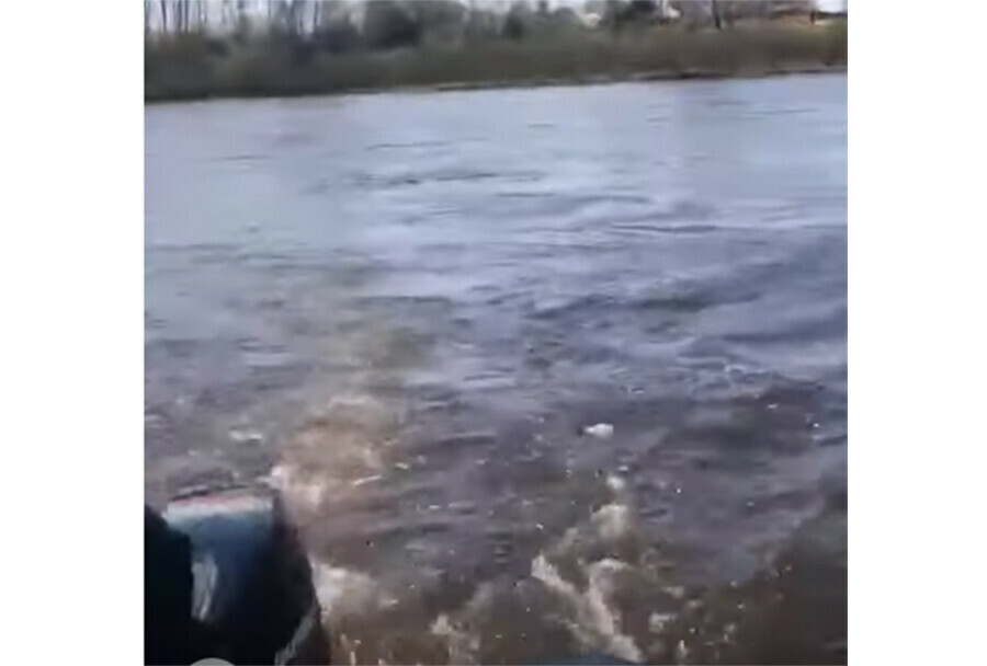 Дедушку утонувшего в автомобиле продолжают искать в амурской реке Томь видео