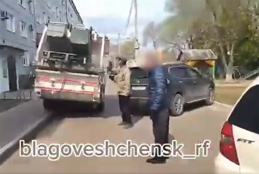 В мусорных войнах в Благовещенске водители мусоровозов  проигрывают автохамам видео
