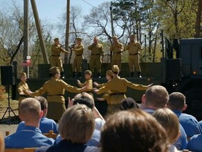 В Благовещенске для медиков военного госпиталя и проходящих реабилитацию участников СВО организовали праздничный концерт