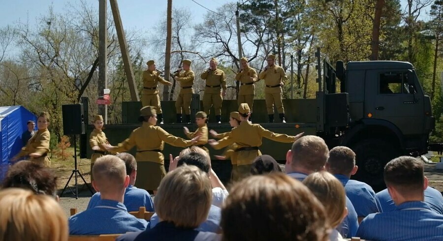 В Благовещенске для медиков военного госпиталя и проходящих реабилитацию участников СВО организовали праздничный концерт