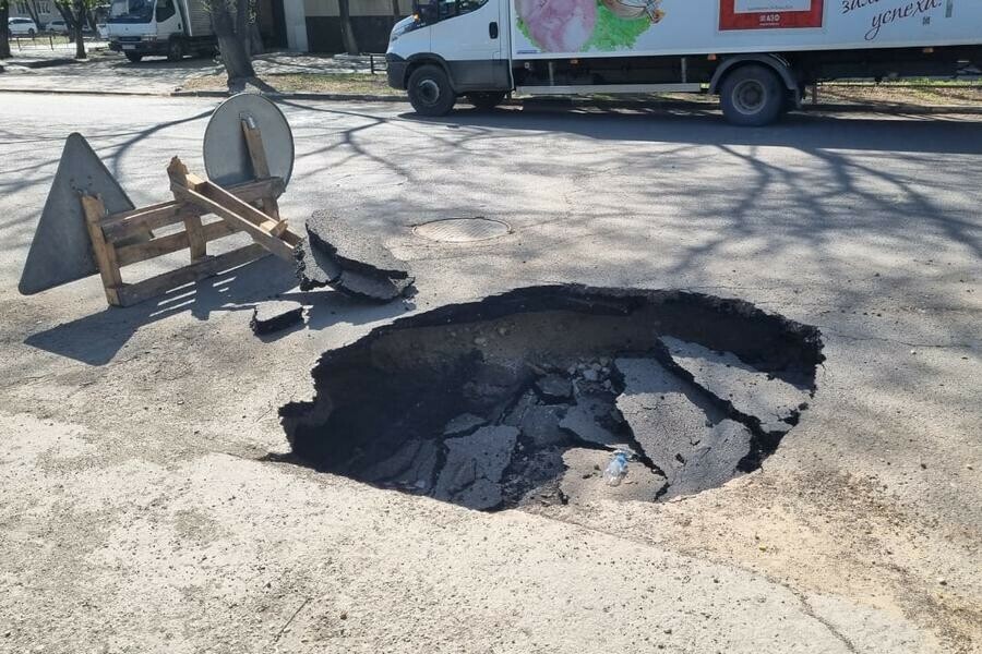 Огромная яма образовалась в центре Благовещенска фото