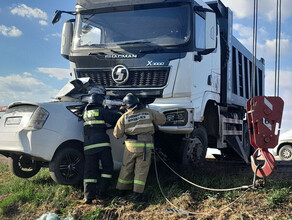 Машину с погибшими в страшном ДТП в Приамурье вытянули изпод грузовика фото