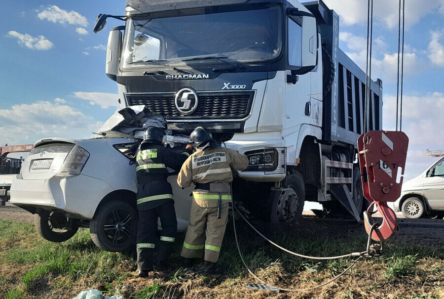 Машину с погибшими в страшном ДТП в Приамурье вытянули изпод грузовика фото