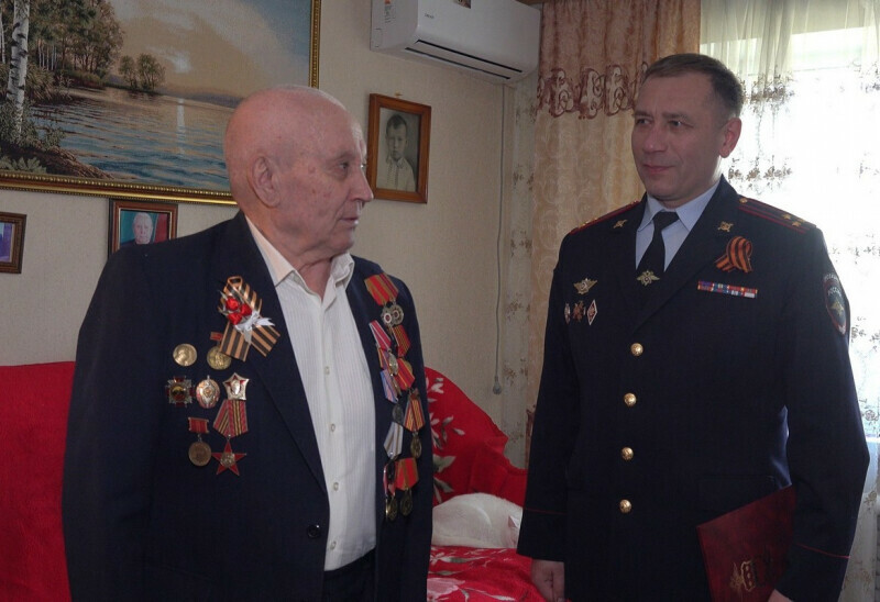 Начальник амурского УМВД поздравил с 9 Мая ветерана Ивана Егоровича Усяева