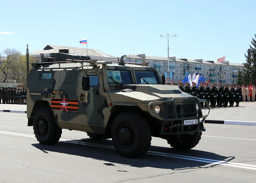 В Параде Победы в Амурской области впервые участвовал современный противоядерный комплекс ТигрМ