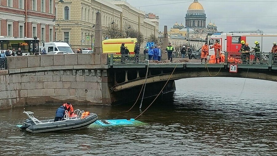 В СанктПетербурге автобус с пассажирами упал с моста в реку Людей достают и реанимируют ОБНОВЛЕНО