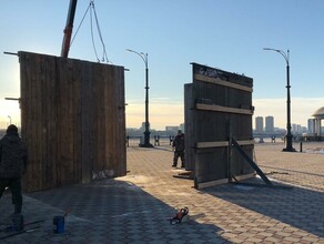 В центре Благовещенска начали строить снежные горки Рядом на месяц закрыли перекресток