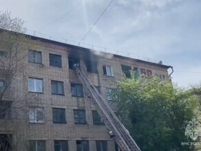 В Свободном в жилом доме на пятом этаже тушили пожар Эвакуировались люди видео 