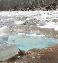 Жителей Тынды изумил голубой лед который пошел по реке видео
