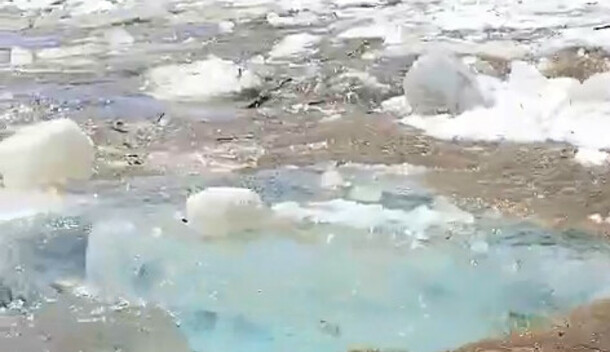 Жителей Тынды изумил голубой лед который пошел по реке видео