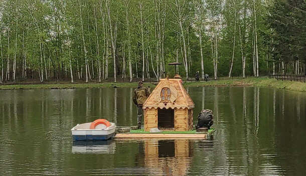 Для лебедей в амурской  Ивановке построили новый домик фото видео