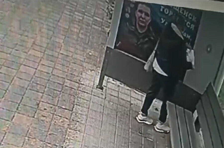 Благовещенка испортившая остановочный павильон попала на видео  