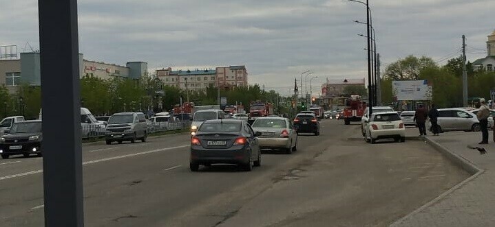 К торговому центру в Благовещенске экстренно стянулись пожарные машины