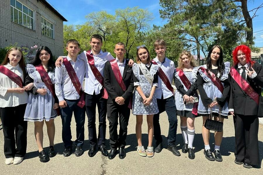 Последние звонки проходят в Благовещенске фото