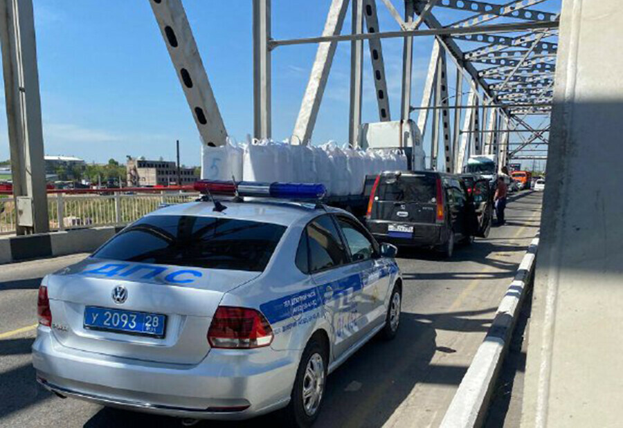Езжайте по новому на старом мосту через Зею произошло ДТП