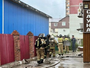 В центре Благовещенска горит пристройка к сауне Перекрыта улица фото видео