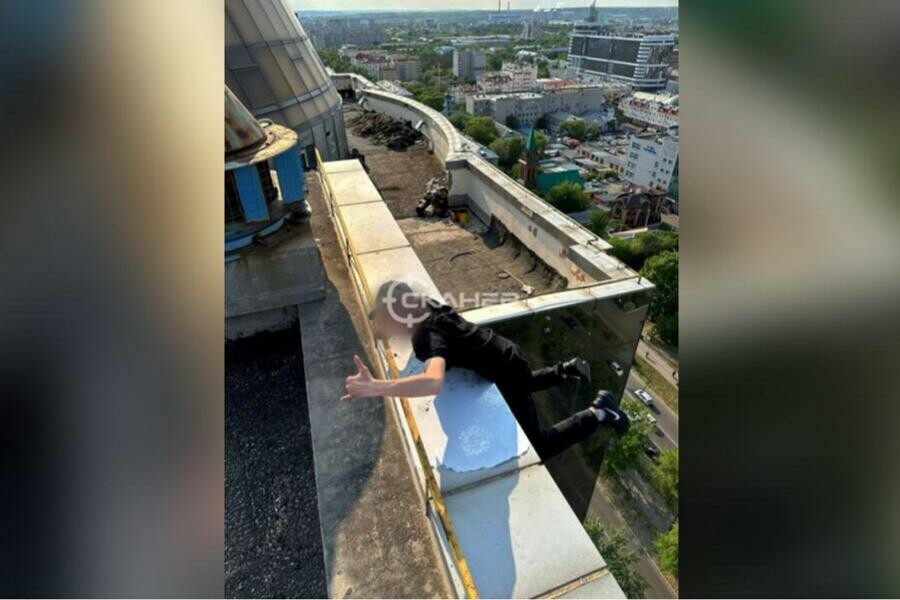 Подросток повис на краю крыши одного из самых высоких зданий Благовещенска фото 