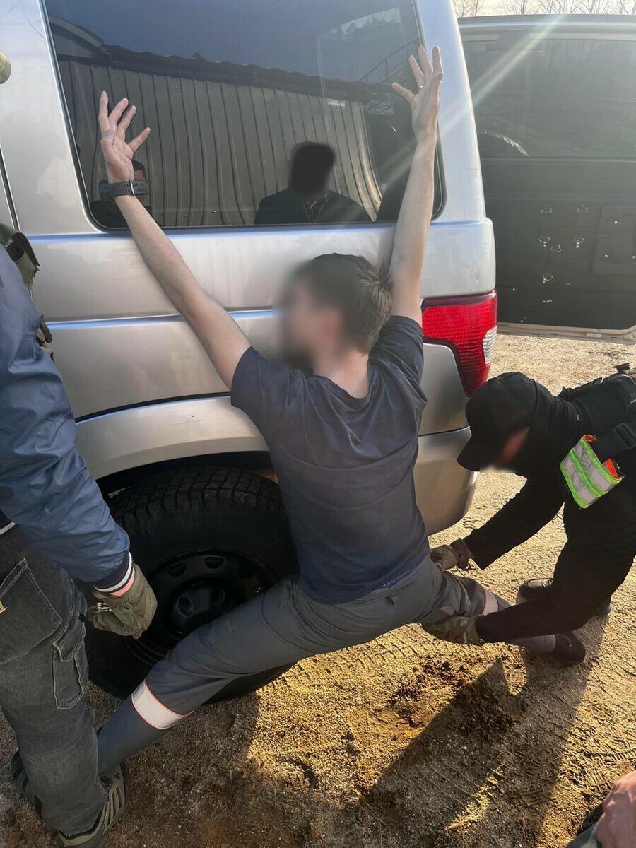 В Приамурье задержали приезжего который осквернил российский флаг и оскорбил президента видео