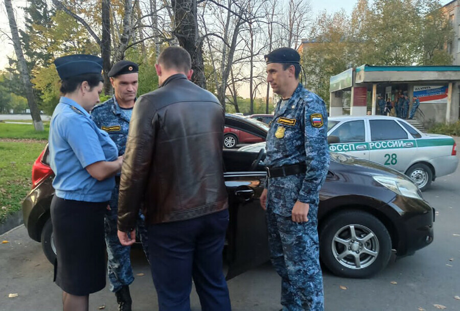 Житель Зеи расплатился с долгом когда ему пригрозили арестом двух его машин   