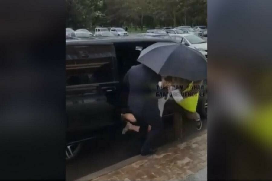 Звезда упала Ольга Бузова эффектно появилась у главного корпуса АмГУ видео
