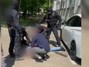 Жестко скрутили возле администрации стали известны подробности задержания в Белогорске руководителя муниципального предприятия видео