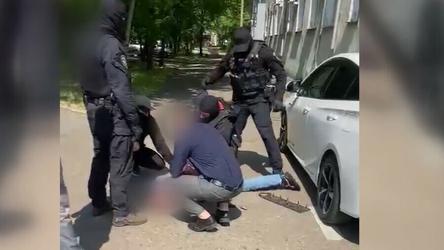 Жестко скрутили возле администрации стали известны подробности задержания в Белогорске руководителя муниципального предприятия видео