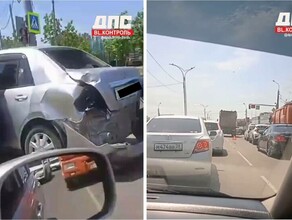 В микрорайоне Благовещенска в пробке мусоровоз сплющил легковой автомобиль