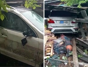 В Приамурье Mercedes на скорости протаранил забор и взлетел на Оку видео