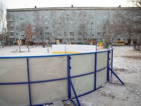 В микрорайоне Благовещенска начали устанавливать подарочную хоккейную коробку