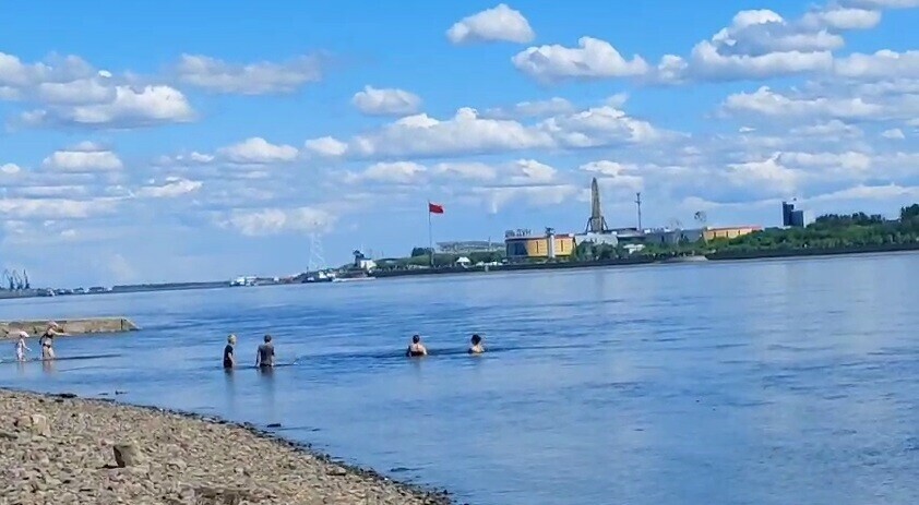Детей без присмотра купающихся в опасном месте Амура на набережной заметили в Благовещенске 
