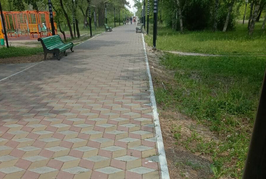 В Белогорске вандалы вывернувшие скамейку в парке найдены Они будут косить и красить   