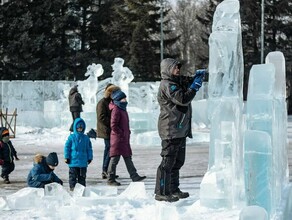 Уральские скульпторы сотворили сказочный ледовый городок в Свободном