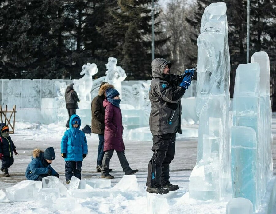 Уральские скульпторы сотворили сказочный ледовый городок в Свободном