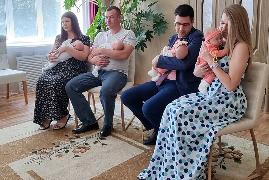 Впервые в амурском городе прошла церемония имянаречения двойняшек родившихся в один день фото