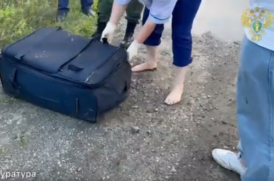 Дети нашли в реке чемодан с трупом мужчины видео