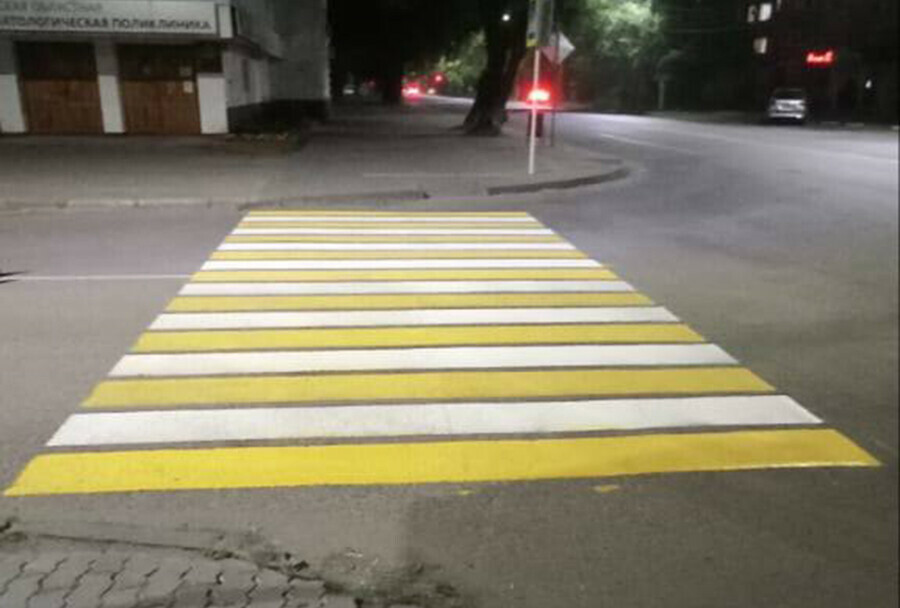 На улице в центре Благовещенска протянулась зебра