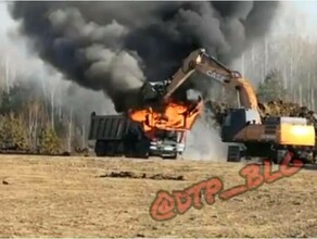 В Амурской области у федеральной трассы экскаватором пытались затушить горящий самосвал