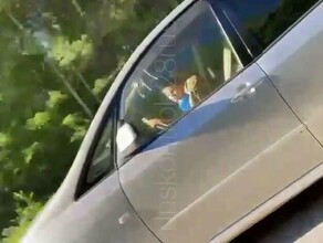 В Амурской области сняли резонансное видео машина с толпой взрослых загнала автомобиль которым управлял ребенок