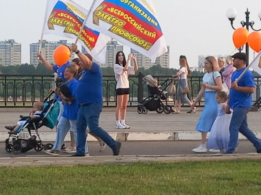 В честь Дня молодежи в Благовещенске прошел массовый парад видео