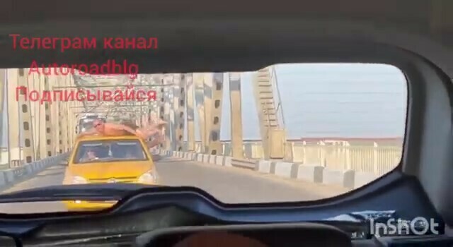 В Благовещенске мужчина в трусах проехал на крыше машины по мосту видео