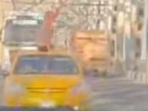 Оштрафован мужчина ехавший в трусах на крыше авто по старому Зейскому мосту Сколько стоит такой трюк