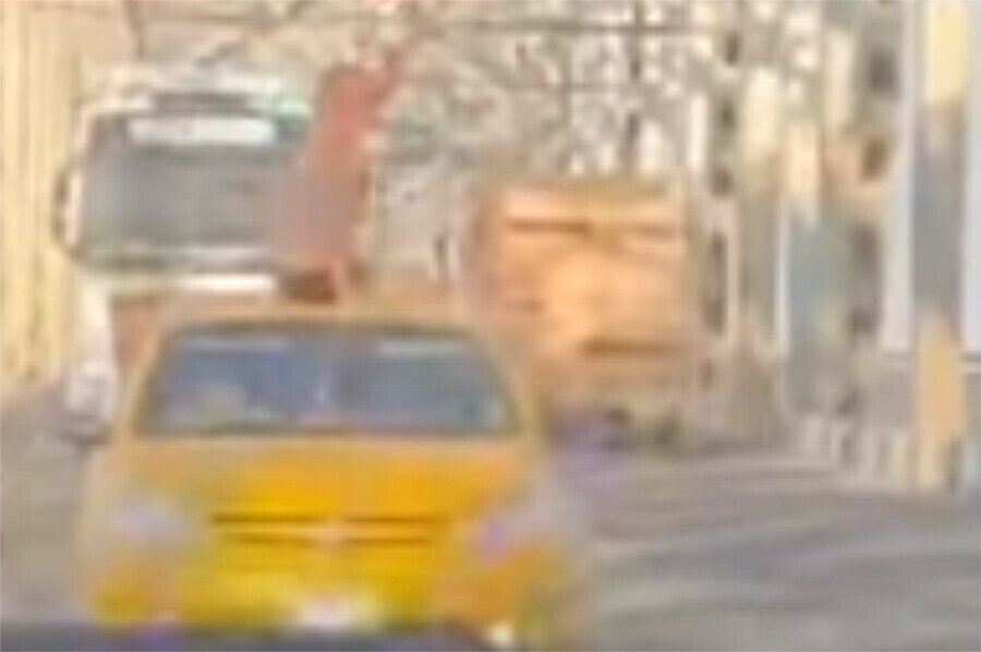 Оштрафован мужчина ехавший в трусах на крыше авто по старому Зейскому мосту Сколько стоит такой трюк