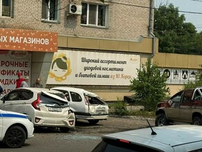 Автомобиль опрокинулся на два других припаркованных авто в Белогорске фото 