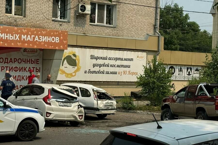 Автомобиль опрокинулся на два других припаркованных авто в Белогорске фото 
