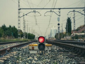 Шел между рельсами с велосипедом в Приамурье под поездом погиб мужчина 