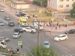 В микрорайоне Благовещенска мотоцикл с юным пассажиром врезалась в иномарку видео