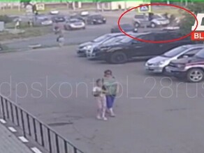 Момент ДТП где мотоцикл с двумя людьми врезался в иномарку на улице Воронкова попал на видео