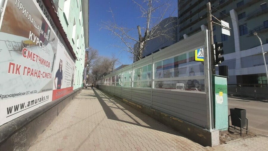 Есть вопросы к внешнему виду суд постановил убрать шумозащитный экран в центре Благовещенска напротив ТЦ Фестиваль парк
