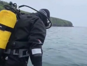 Трагедия на Русском острове мужчина прыгнул со скалы и больше не вынырнул видео